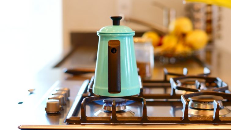 Nell'immagine si vede il processo di preparazione del caffè su una stufa a gas dopo il trasloco e la stipula del contratto di fornitura di gas. Questo fotogramma trasmette il comfort e la tranquillità associati al ritorno alla normale routine di vita dopo il trasloco. La stufa a gas serve come affidabile fonte di energia per la preparazione del cibo e la preparazione della bevanda preferita, il caffè. La stipula di un contratto di fornitura di gas conferma l'adeguato approvvigionamento energetico dell'abitazione e il comfort domestico.